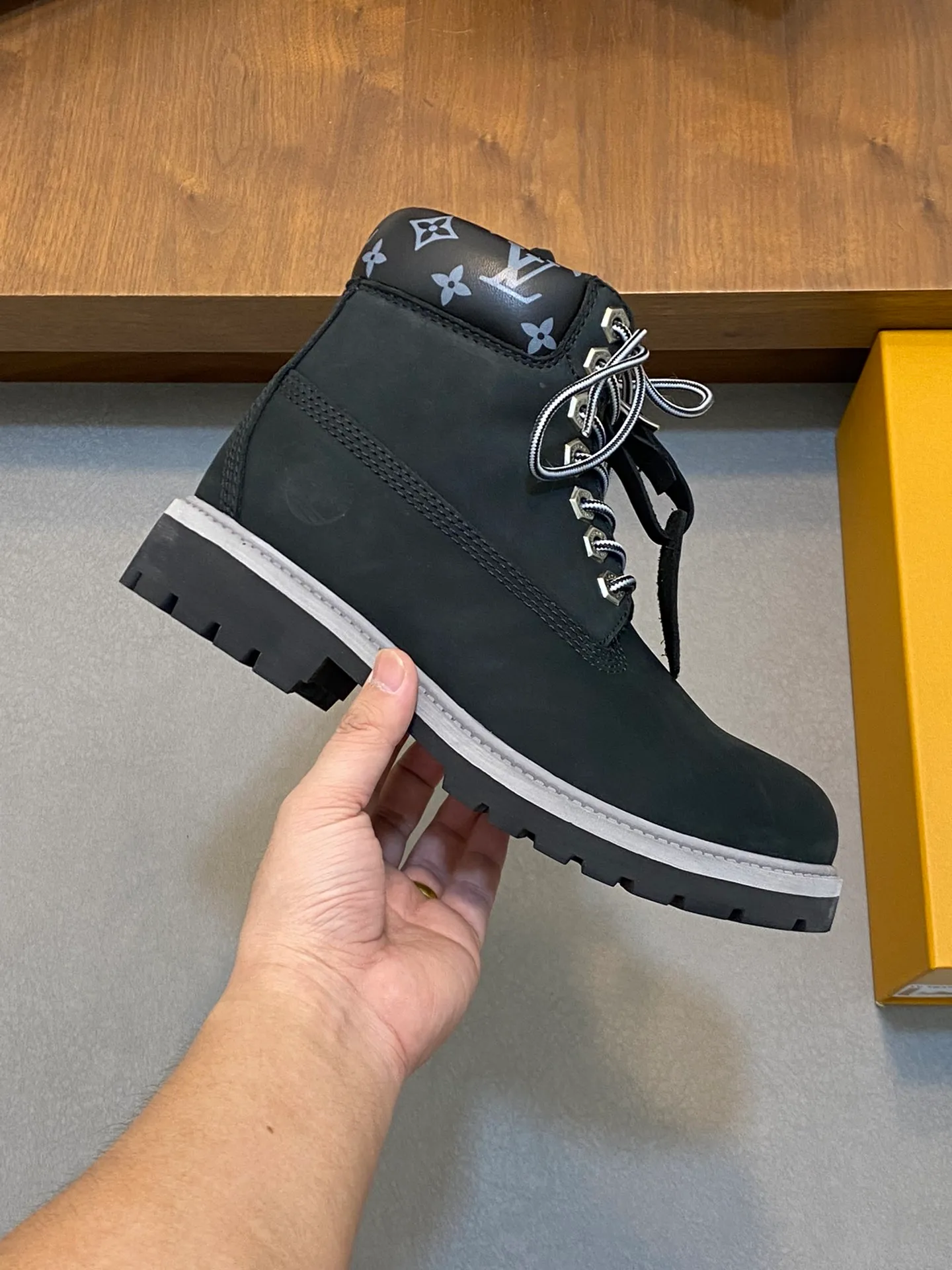 Men's shoes 💰💰760 Loui* Vuitto* x Timberlan* co-branded presbyopic rhubarb boots, ankle boots, short boots, LV x Timberland ankle boots are made of Monogram embossed waterproof nubuck cow leather, relying on the brand's exquisite craftsmanship to carefully reshape the classic Timberland 6-inch boot shape in Italy, making an eye-catching appearance in American workwear style. Created by Pharrell Williams 2025 autumn and winter menswear show. The Monogram embossed tongue, original Timberland laces and outsole are exquisite details, the leather label expresses the cooperation logo, and the delivery counter is exquisitely packaged! ▪️Size: Women's 35-40 (customized in 40) ▪️Size: Men's 39-46 (45/46 customized)